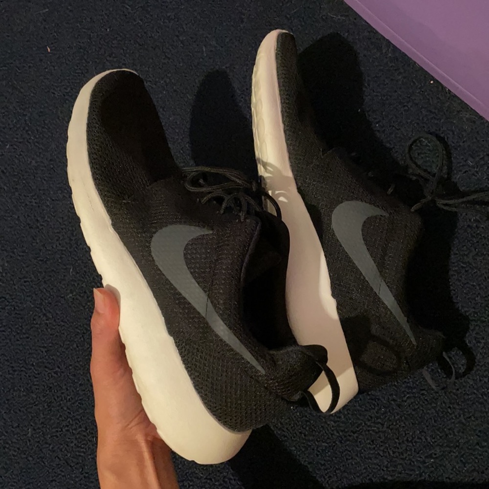 Men’s Nike black+white Rosche One shoes (worn 2x)